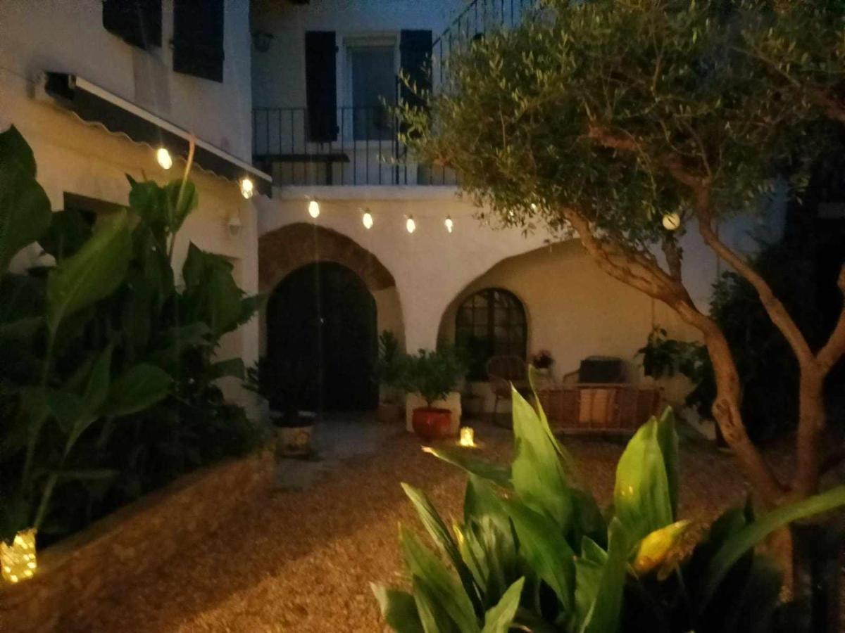 La Cachette Bed and Breakfast Aigues-Vives  Exteriör bild